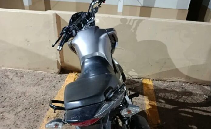 policia-recupera-motocicleta-roubada-de-entregador-em-caetite-e-conduz-suspeito-a-delegacia