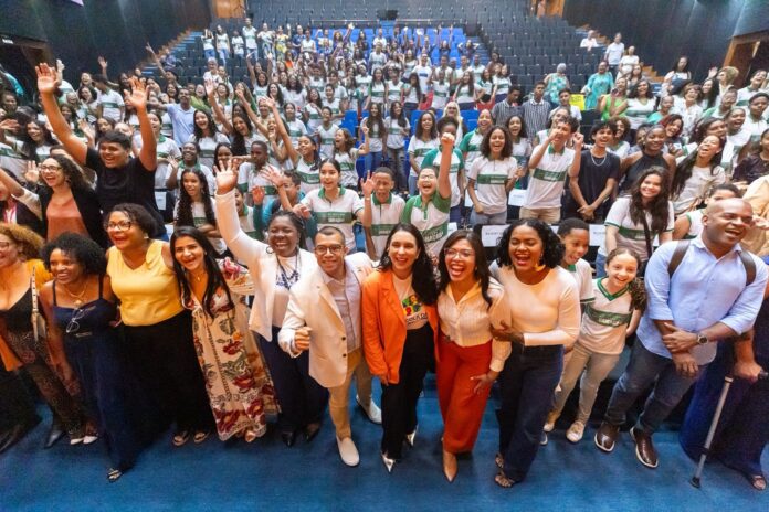 camacari-lanca-programa-escola-das-adolescencias-em-parceria-com-mec