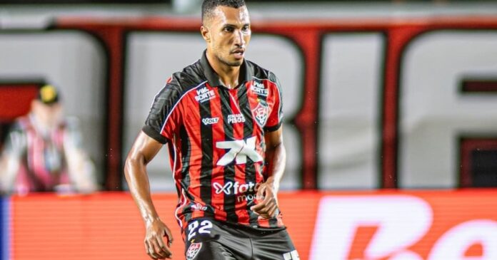 em-baixa-no-vitoria,-lucas-braga-desperta-interesse-do-coritiba;-saiba-mais