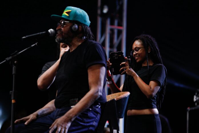 arena-a-tarde-reune-8-mil-pessoas-e-se-firma-como-novo-espaco-cultural