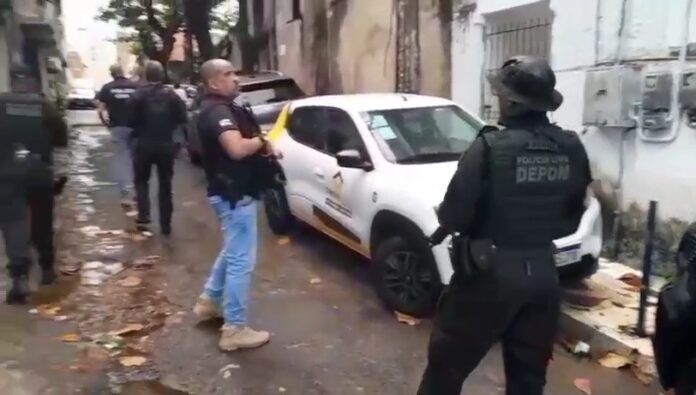 policia-civil-prende-mulher-investigada-por-stalking-em-salvador-durante-operacao-chase