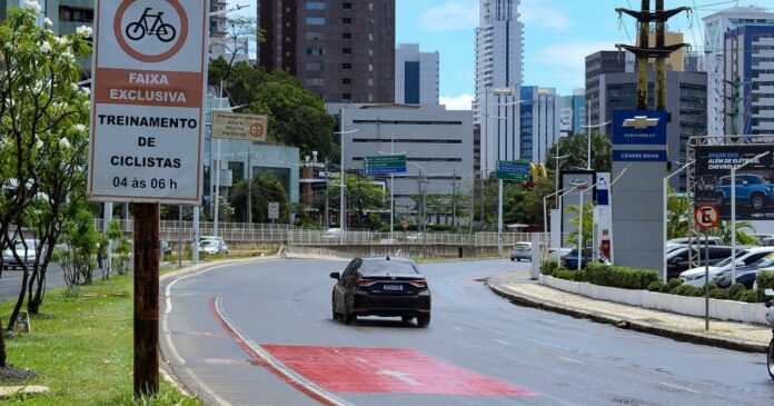 prefeitura-instala-area-de-protecao-ao-ciclista-de-competicao-na-av.-magalhaes-neto,-em-salvador