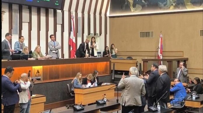 ivana-bastos-e-alan-sanches-se-desentendem-em-sessao-na-al-ba-e-deputado-ameaca-deixar-plenario
