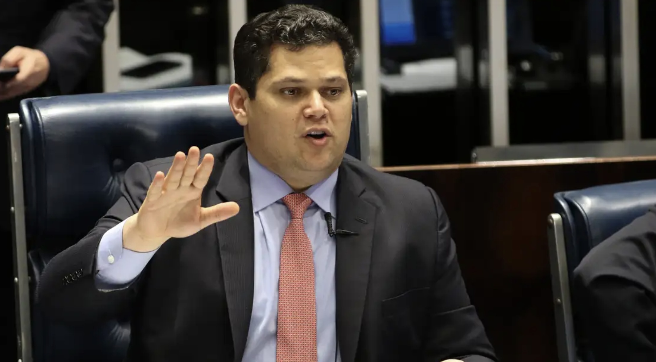 alcolumbre-descarta-anistia-a-bolsonaro-e-anuncia-projeto-alternativo-com-reducao-de-penas