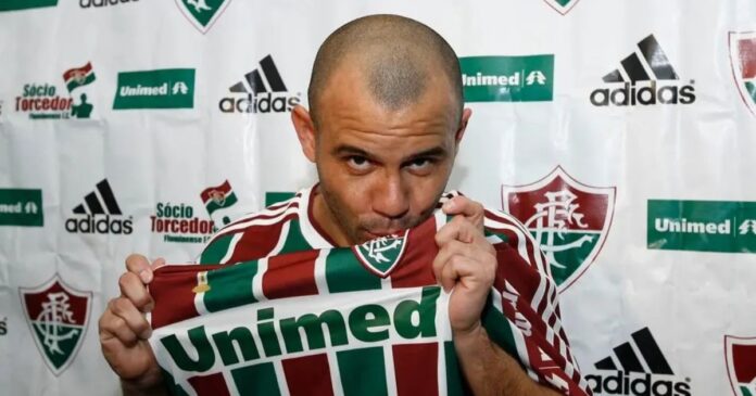 justica-arquiva-inquerito-contra-roni-apos-seis-anos;-ex-atacante-do-fluminense-celebra-fim-de-processo