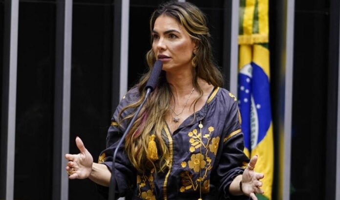 na-camara-de-brasilia,-servidoras-pedem-cassacao-de-deputada-que-acusou-colega-de-praticar-o-“teste-do-sofa”