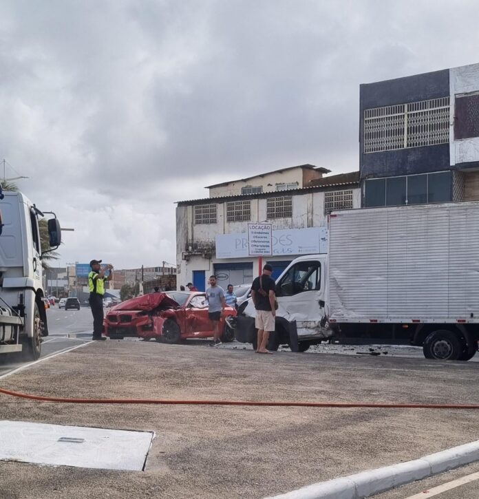video:-motorista-perde-controle-de-bmw-e-causa-acidente-na-orla-de-salvador