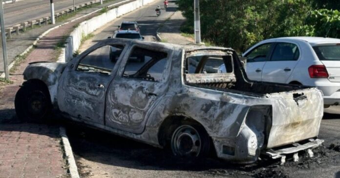 carro-pega-fogo-e-desce-desgovernado-antes-de-bater-em-canteiro-em-eunapolis