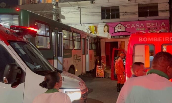 motorista-de-onibus-perde-controle,-bate-em-predio-e-deixa-seis-pessoas-feridas-na-boca-da-mata,-em-salvador