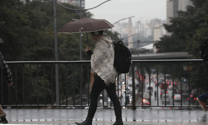 com-chegada-de-nova-frente-fria,-sao-paulo-deve-registrar-chuva-e-baixas-temperaturas-ao-longo-do-fim-de-semana 