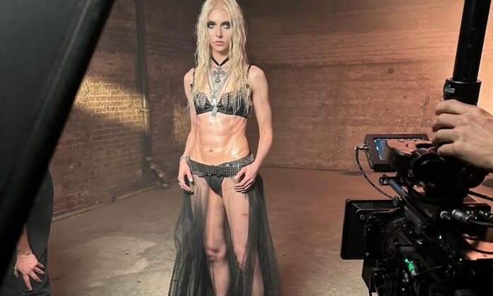 atriz-de-‘o-grinch’-e-‘gossip-girl’-ressurge-nua-em-clipe-de-rock