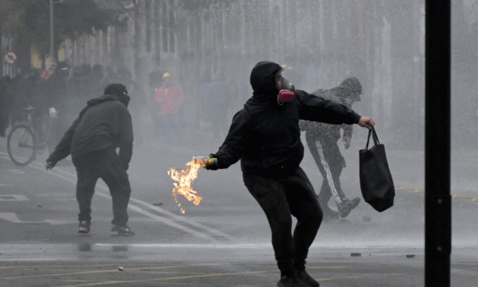 marcha-em-memoria-das-vitimas-da-ditadura-no-chile-termina-em-confrontos