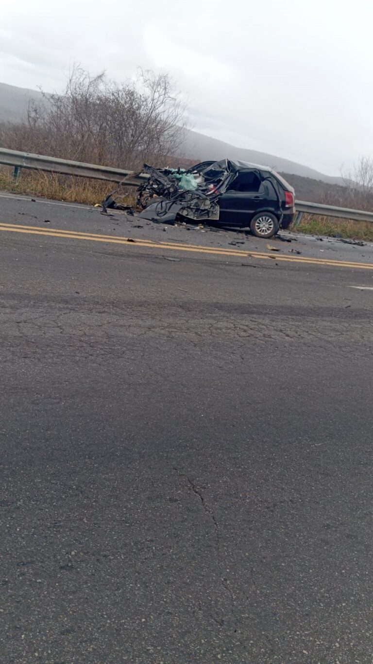 acidente-entre-carro-e-carreta-deixa-motorista-morto-em-trecho-do-municipio-de-brejoes