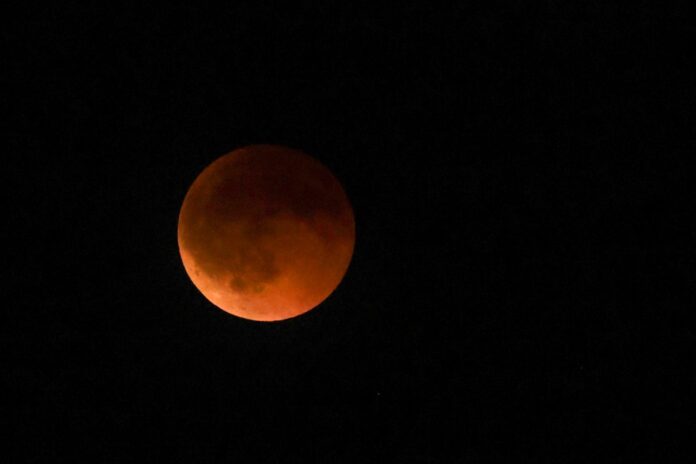eclipse:-paises-ao-redor-do-mundo-presenciam-lua-de-sangue;-veja-fotos