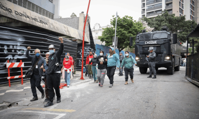 pm-de-sp-usa-bombas-de-efeito-moral-contra-ocupacao-de-predio-abandonado-na-capital