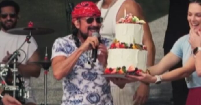 bell-marques-e-homenageado-por-filhos-durante-show-em-salvador