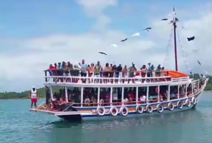 barco-lotado-atinge-canoa-com-criancas-e-causa-panico-em-madre-de-deus