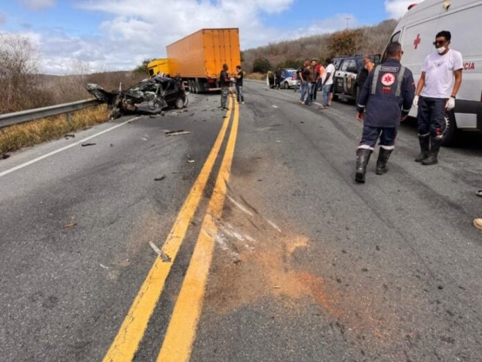 homem-morre-em-colisao-de-veiculo-com-carreta-no-vale-do-jiquirica
