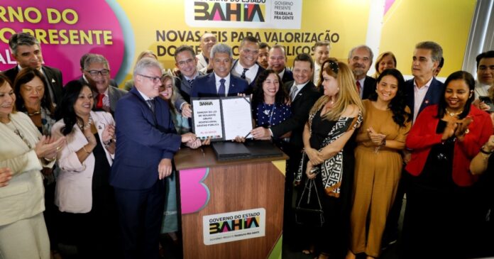 jeronimo-sanciona-leis-que-garantem-reajustes-salariais-para-45-mil-servidores-publicos-da-bahia