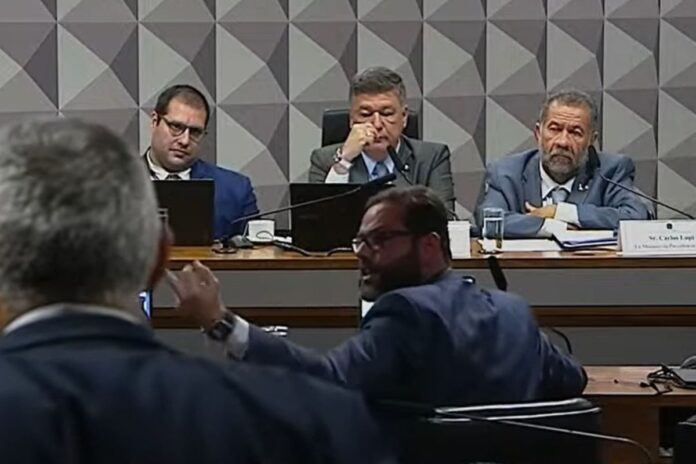 cpmi-do-inss:-senador-manda-deputado-“se-foder”-e-mostra-dedo-do-meio