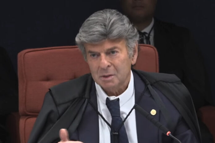 fux-interrompe-moraes-e-diz-que-vai-se-manifestar-sobre-defesas