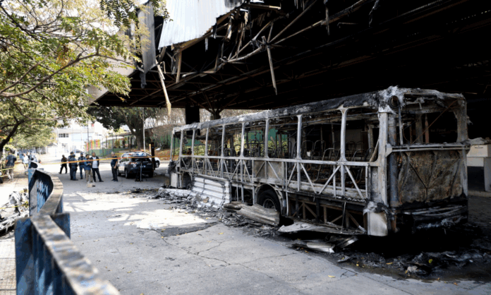 onibus-pega-fogo-dentro-de-terminal-na-zona-leste-de-sao-paulo