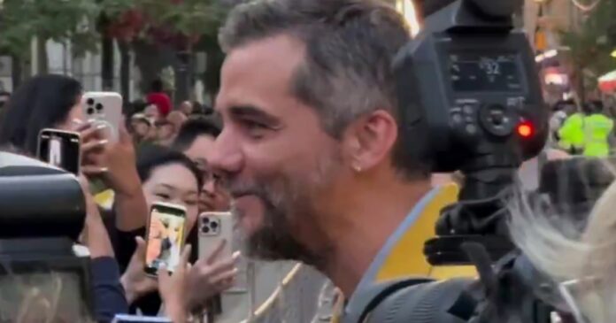 recebido-ao-som-do-pagodao-em-toronto,-wagner-moura-celebra-sucesso-de-‘o-agente-secreto’
