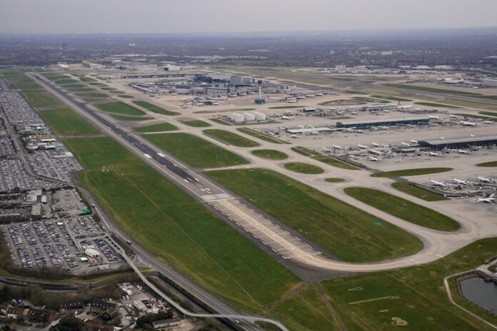 suspeito-de-introduzir-gas-lacrimogeneo-no-aeroporto-de-heathrow-e-detido-pela-policia-de-londres