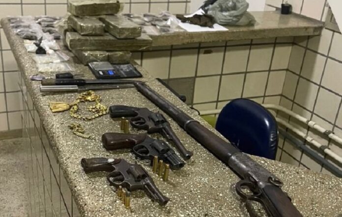 operacao-da-pm-em-teixeira-de-freitas-prende-grupo-com-tres-armas-e-grande-quantidade-de-drogas