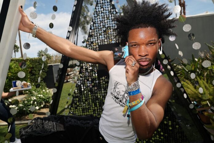 corpo-em-decomposicao-e-encontrado-no-tesla-do-rapper-d4vd,-que-se-apresentara-no-lollapalooza-em-2026,-no-brasil