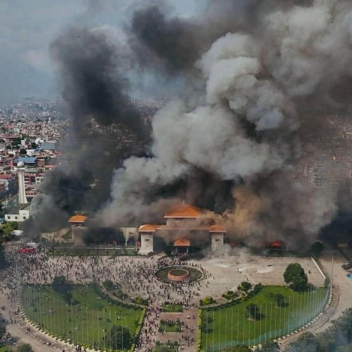 esposa-de-ex-primeiro-ministro-e-queimada-viva-em-protestos-no-nepal;-pais-enfrenta-mortes,-renuncia-de-premie-e-ataques