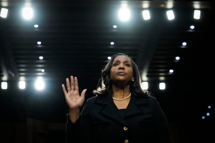 justica-dos-eua-impede-trump-de-demitir-lisa-cook,-diretora-do-fed