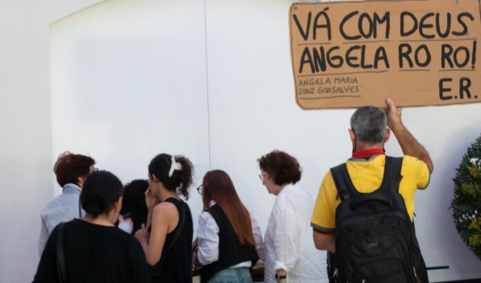 amigos,-familiares-e-admiradores-se-despedem-de-angela-ro-ro-no-rio