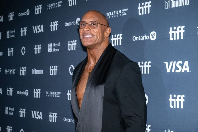 dwayne-johnson-interpretara-homem-de-70-anos-cujo-melhor-amigo-e-uma-galinha-em-novo-filme