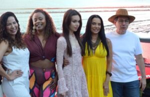 elenco-do-longa-‘deixe-me-viver’,-desembarca-em-trancoso-para-gravacao-milionaria;-saiba-mais