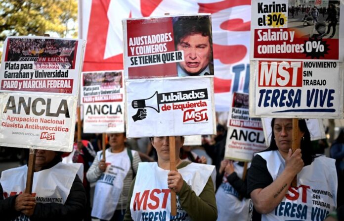 medicos-e-universitarios-protestam-contra-vetos-de-milei-a-saude-na-argentina