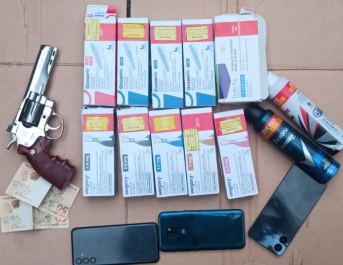 pm-apreende-adolescente-com-replica-de-arma-de-fogo-e-canetas-emagrecedoras-no-vale-das-pedrinhas