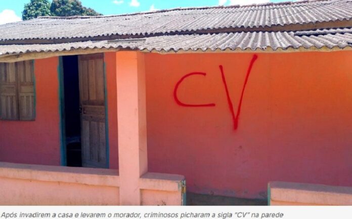 homem-e-levado-de-residencia-em-itaporanga;-parede-foi-marcada-com-sigla-de-faccao