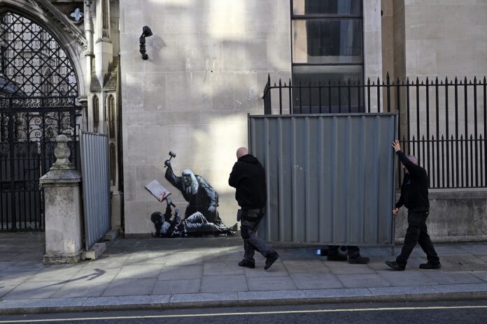 nova-obra-de-banksy-e-apagada-de-parede-do-tribunal-de-londres