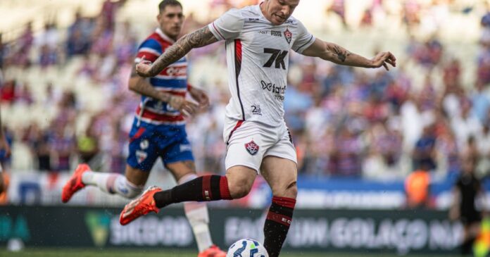 com-falhas-defensivas,-vitoria-perde-para-o-fortaleza-e-segue-no-z-4-do-brasileirao