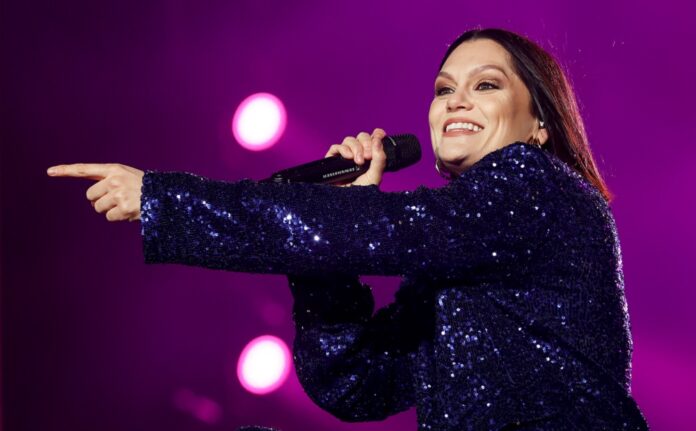 jessie-j-faz-discurso-emocionante-sobre-tratamento-de-cancer-de-mama-em-show-no-the-town