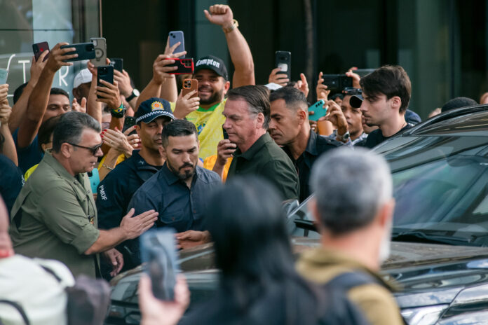 carlos-diz-que-comboio-que-levou-bolsonaro-ao-hospital-e-“humilhacao”