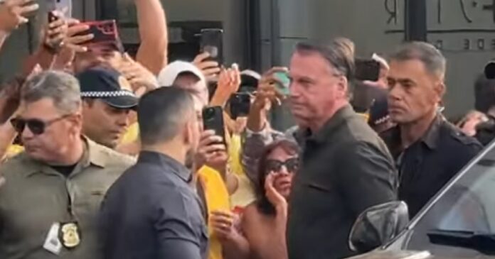 apoiadores-vao-a-hospital-na-primeira-saida-de-bolsonaro-apos-condenacao