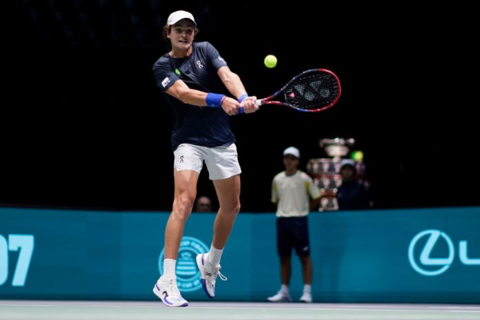 joao-fonseca-vence-tsitsipas-e-garante-brasil-nos-qualifiers-da-davis