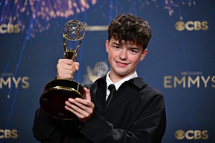 ator-de-‘adolescencia’-e-o-mais-jovem-a-ganhar-o-emmy