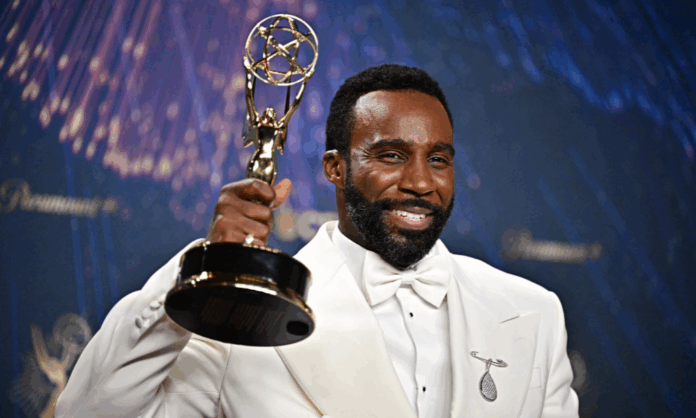 emmy-2025:-tramell-tillman,-de-‘ruptura’,-faz-historia-como-primeiro-ator-negro-a-vencer-categoria