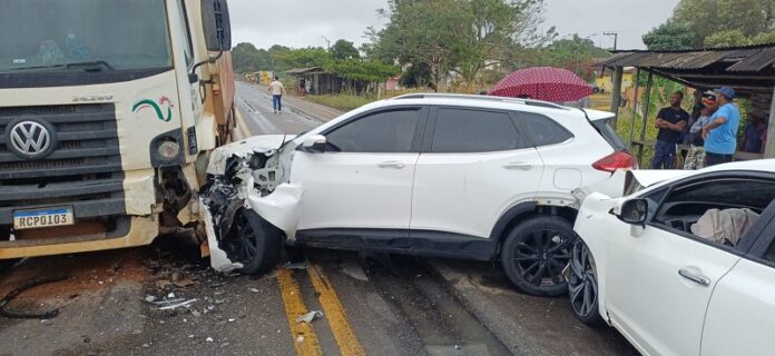 mae-e-filha-ficam-feridas-em-colisao-na-br-101;-motorista-do-carro-foge-do-local