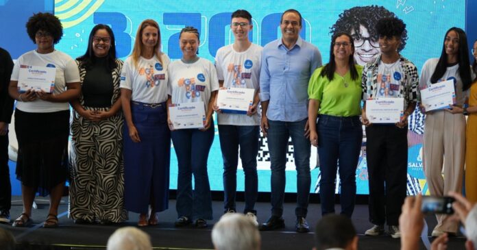 jovens-recebem-tablets-e-certificados-em-formatura-da-1a-fase-do-programa-geracao-ssa