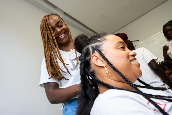 deputado-propoe-criacao-do-dia-estadual-da-trancista-e-megahista-em-pl-enviado-a-al-ba