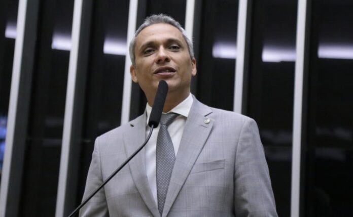 deputado-gustavo-gayer-sugere-que-eua-monitorem-wagner-moura-e-chama-ator-de-‘extremista’